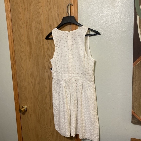 Crown & Ivy NWT Size 10 Solid White Sleeveless Knee-Length V-Neck A-Line Dress - Picture 2 of 4